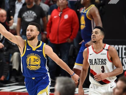 Stephen Curry celebra una canasta junto a McCollum.