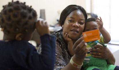 Joy Sunday, inmigrante nigeriana residente en Fuenlabrada, con sus dos hijos. Foto: Julian Rojas