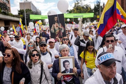 Marcha de la oposición al gobierno de Gustavo Petro, en apoyo a Miguel Uribe