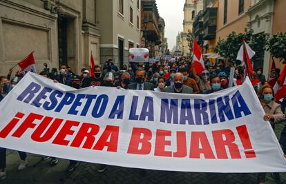 Manifestantes a la puerta de la cancillería exigen la dimisión de Béjar por sus declaraciones sobre la Marina, este martes, en Lima.