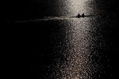 Rowing training during the night in Eton Dorney.