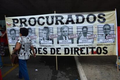 Manifesta&ccedil;&atilde;o na entrada do anexo 2 da C&acirc;mara dos Deputados contra o Projeto de que regulamenta o sistema de terceiriza&ccedil;&atilde;o.