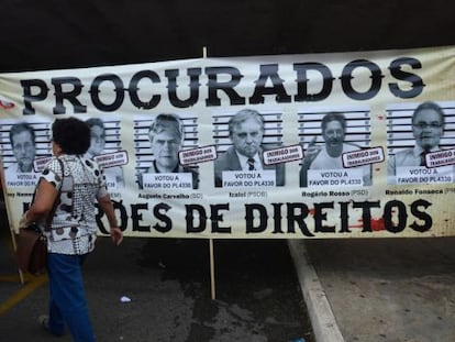 Manifesta&ccedil;&atilde;o na entrada do anexo 2 da C&acirc;mara dos Deputados contra o Projeto de que regulamenta o sistema de terceiriza&ccedil;&atilde;o.