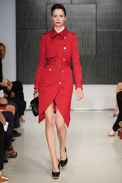 La mujer de rojo
	Una gabardina roja de YSL no es una primera necesidad pero... ¿Cuándo un buen regalo lo fue?