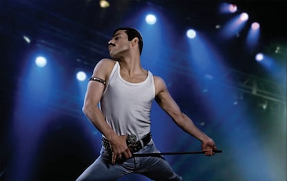 O ator Rami Malek interpretando Freddie Mercury, no filme 'Bohemian Rhapsody', do diretor Bryan Singer.