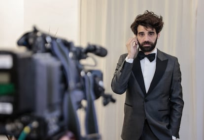 Impecablemente vestido con un esmoquin gris oscuro de Pedro del Hierro y su ya inconfundible tupé alborotado, el nominado a Mejor actor David Verdaguer posa frente a la cámara en la habitación donde ha asistido telemáticamente a los Goya. Pocas imágenes resumen con tanta exactitud la atmósfera de rareza y emotividad que ha envuelto una ceremonia atípica en la que nos nominados han celebrado sus premios en soledad y la moda, el interiorismo y las emociones se han transmitido como viene siendo común desde hace poco menos de un año: a través de una pantalla.