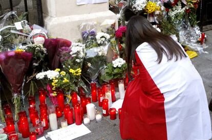 Homenatge a les víctimes de París.