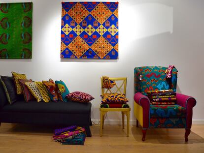 Telas wax y algunas de las creaciones elaboradas a partir de ellas que se pueden contemplar en la exposición de la Galería de Mamah Africa.