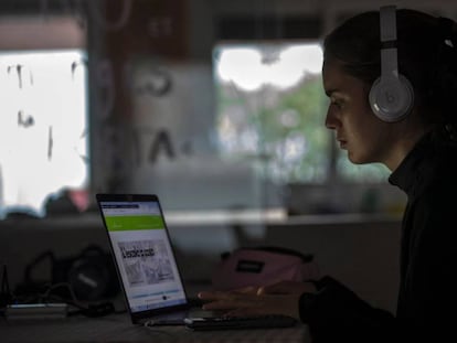 Una alumna d'ESO seguint les classes al seu ordinador.