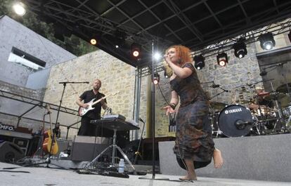 La cantante noruega Kristin Asbjornsen en un momento de su actuación en el Jazzaldia.