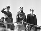 El primer ministro de Cuba Fidel Castro, centro, el presidente Osvaldo Dorticos Torrado, derecha, y el comandante de las Fuerzas Armadas Revolucionarias de Cuba Raúl Castro, durante el séptimo aniversario de la Revolución Cubana en 1966.