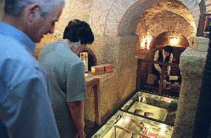 Algunos visitantes observan las barricas del Museo del Vino de Navalcarnero.