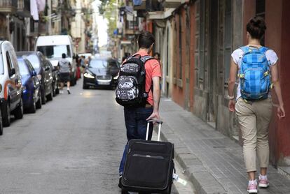 Turistes arriben a Barcelona. 