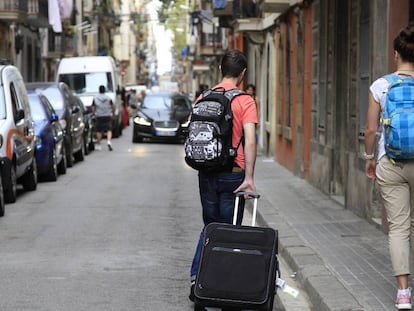 Turistes arriben a Barcelona. 