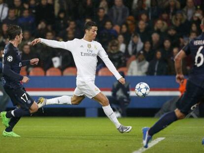 Ronaldo dispara entre Verratti i Maxwell.