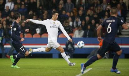 Ronaldo dispara entre Verratti i Maxwell.