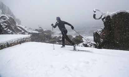 Pedro Cabestany practicando esquí fondo por el Peine de los vientos en San Sebastián, el 28 de febrero.