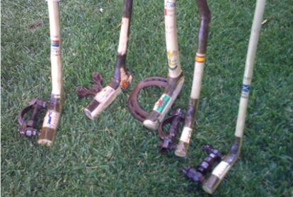 Palos hechos de madera de olivo de un aficionado en Málaga.