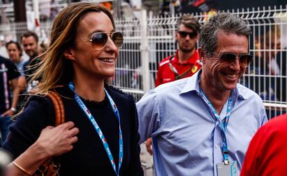 Hugh Grant y Anna Eberstein en el Gran Premio de Mónaco de Fórmula 1.