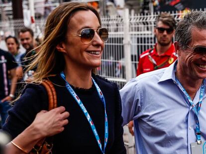 Hugh Grant y Anna Eberstein en el Gran Premio de Mónaco de Fórmula 1.