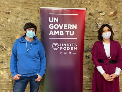 Pilar Lima, a la izquierda, con Rosa Pérez Garijo, de Esquerra Unida, tras la reunión de las dos direcciones en las que se aprobó el relevo de Davó.