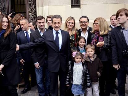 El presidente franc&eacute;s Nicolas Sarkozy (centro) al salir de votar hoy.