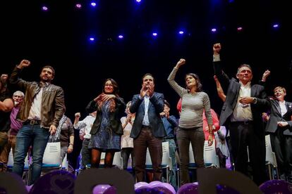 Isabel Serra, en el centro junto a Alberto Garzón, en un mitin de Unidas Podemos.