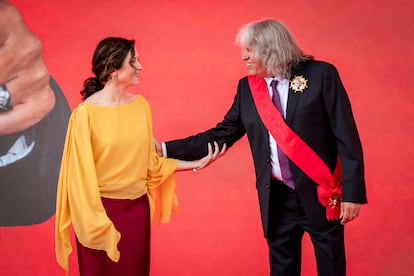 La presidenta de la Comunidad de Madrid, Isabel Díaz Ayuso, entrega la Gran Cruz en el ámbito cultural a José Mercé.