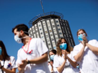 Decenas de sanitarios del Hospital Universitario de La Paz de Madrid despiden con un acto el 19 de mayo a los residentes de cuarto año de este centro.