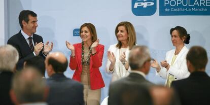 Mar&iacute;a Dolores de Cospedal y F&aacute;tima B&aacute;&ntilde;ez, durante su intervenci&oacute;n en un acto del PP sobre Empleo celebrado este mi&eacute;rcoles en Guadalajara. 