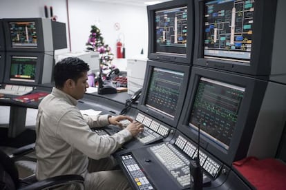 Un técnico en la planta de gas de Nuevo Pemex (Tabasco).
