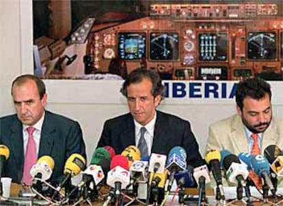 El jefe del SEPLA en Iberia, Jaime Lacasa (en el centro), durante la conferencia de prensa.