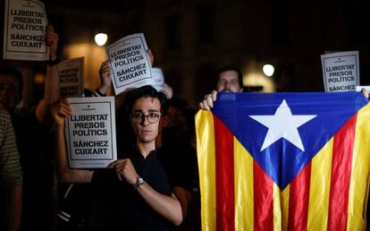 Protesta por el encarcelamiento de Sànchez y Cuixart anoche en Barcelona.