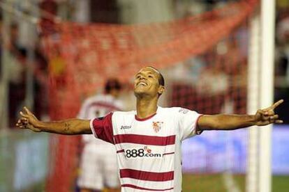 El sevillista Luis Fabiano celebra su gol.