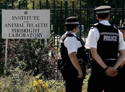 Tres policías custodian la entrada a los laboratorios del Instituto de Salud Animal en Pirbright.