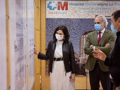 La presidenta de la Comunidad de Madrid, Isabel Díaz Ayuso, acompañada por el consejero de Sanidad, Enrique Ruiz Escudero, en el hospital universitario La Paz, este martes.