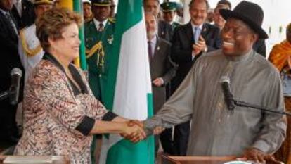 Fotografía cedida por Presidencia de Brasil de la mandataria brasileña, Dilma Rousseff (i), saludando a su homólogo de Nigeria, Goodluck Jonathan (d), durante una rueda de prensa tras una ceremonia oficial de bienvenida, ayer en Abuya (Nigeria).