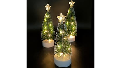 Un conjunto de tres miniarbolitos de Navidad para decorar cualquier espacio de la casa.