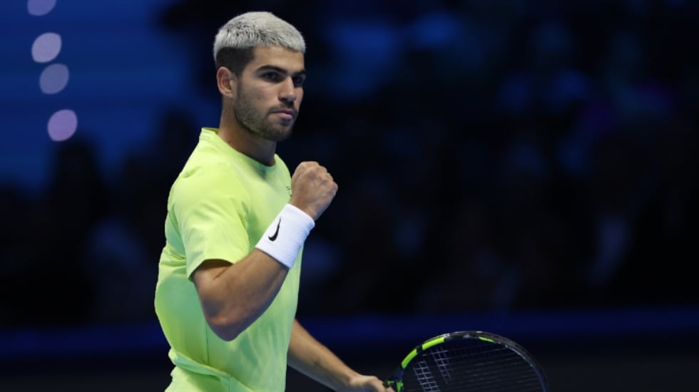 El tenista español Carlos Alcaraz celebra un punto durante un partido en 2025.