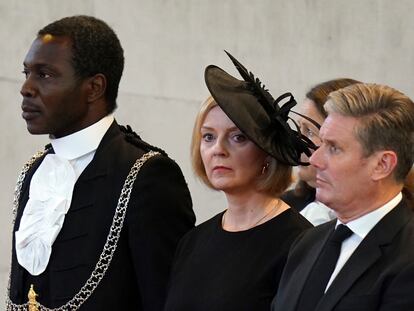 La primera ministra del Reino Unido, Liz Truss, y el líder de la oposición laborista, Keir Starmer, en el servicio religioso celebrado este miércoles en Westminster Hall (Londres)