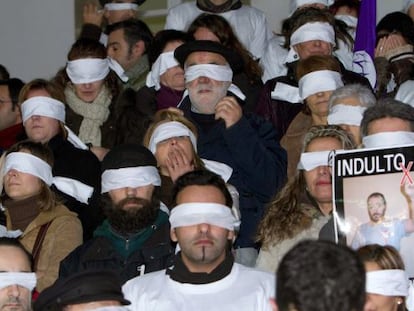 Gran n&uacute;mero de personas durante la concentraci&oacute;n que han llevado a cabo hoy ante la antigua c&aacute;rcel de Vigo