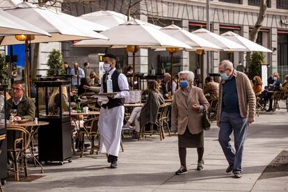 Un camarero atiende la terraza de un bar en la Puerta de Alcalá, en Madrid, el 13 de marzo.