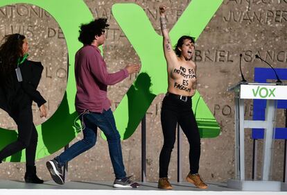 Una activista de Femen irrumpe en el escenario con el pecho descubierto antes del mitin de Vox en la plaza de Colón de Madrid.