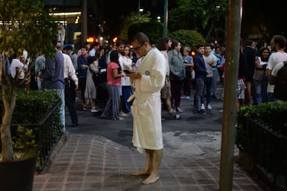 El Servicio Sismológico Nacional ha informado a través de Twitter de que se trata de un temblor de una magnitud 8,2 aunque anteriormente aseguró que era de 8,0. En la imagen, un grupo de personas en la calle tras sentir el terremoto en Ciudad de México.