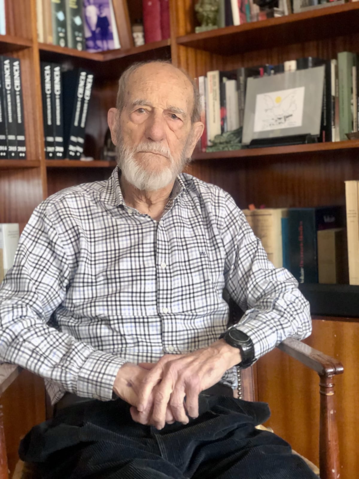 Muere el médico Pedro Caba, miembro del PCE, protagonista de la novela ‘Jardín de Villa Valeria’, de Vicent, y del cuadro ‘El abrazo’, de Genovés