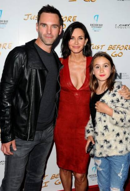 Courteney Cox con su hija Coco y su novio, Johnny McDaid, en abril de 2015.