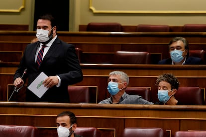 El diputado de EH Bildu Jon Iñarritu, de pie, interpela al Gobierno durante la sesión de control, este miércoles en el Congreso.