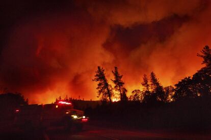 Por el momento, los bomberos solo han podido controlar el 5% de la zona en llamas.