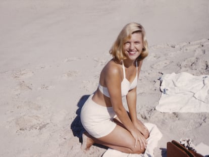 La poeta Sylvia Plath, en la playa de Benidorm en 1955.