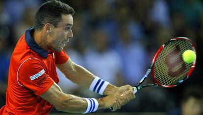 Roberto Bautista-Agut golpea de rev&eacute;s ante el rumano Adrian Ungur.